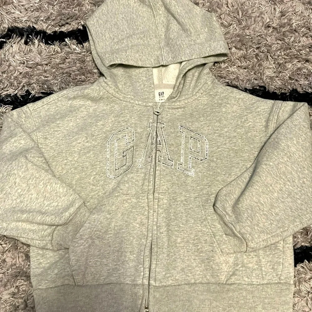 Kids GAP S (6-7) gray zip up hoodie with silver logo